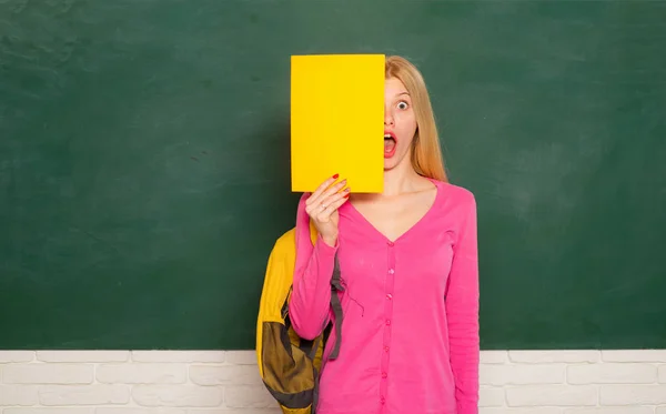 Melhorar-me através da educação. Menina feliz segurando anúncio enquanto ficar em sala de aula. Estudante com mochila. Educação secundária. Grande oportunidade. À procura de voluntários. Educação formal — Fotografia de Stock