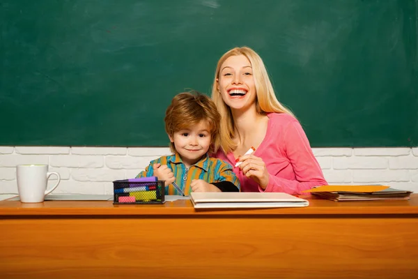 Okul anaokulu ve geliştirme. Yetenek ve beceriler geliştirmek. Çocuk bakımı ve gelişimi. Okul öncesi hazırlık. Küçük çocuk ve öğretmen kadın pedagog sınıfı. Geliştirme ve yetiştirme — Stok fotoğraf