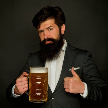 Mutlu bira üreticisi. Bir bardak bira içen sakallı adam. İngiltere'de bira. Biralı mutlu gülümseyen adam. Mutlu bira bira ile cam tutan. Bilgin. Mutlu bira.