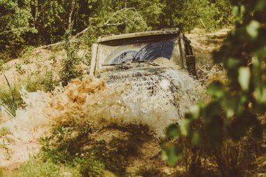 Off-road araç dağ yolunda gidiyor. Drag yarış arabası lastik yakar. Aşırı. Off-road arabası. Jeep açık maceralar. En İyi Off Road Araçları.