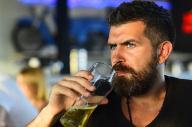 Elinde bira tutan adam. Bira içen adam. Biralı retro adam. Bira barlar ve barlar.