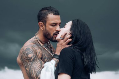 Aşk hikayesi. Güzel genç çift sarılıyor. Aşk konsepti. Çift sarılıyor. Tutku aşk çift. Romantik bir an. Kaslı adam ve uygun ince genç kadın öpüşme.