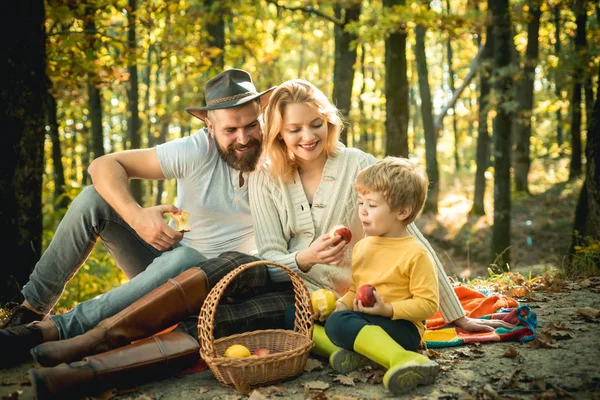 Piknik a természetben. Vidéki stílusú család. Értelmében boldog család. Egyesül a természettel. Családi nap fogalmát. Boldog család a gyerek fiú pihentető míg túrázás az erdőben. Anya apa és kisfiú piknik — Stock Fotó