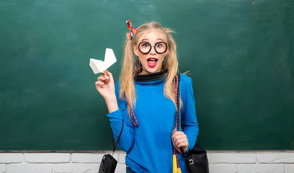 Modieuze blonde meisje schoolbord achtergrond. Terug naar school. Stijlvolle school leerling modern meisje. Schattige vrouwelijke funky stijl. Genieten van haar schoolleven. Fancy schoolmeisje. School mode. Zorgeloze tiener — Stockfoto