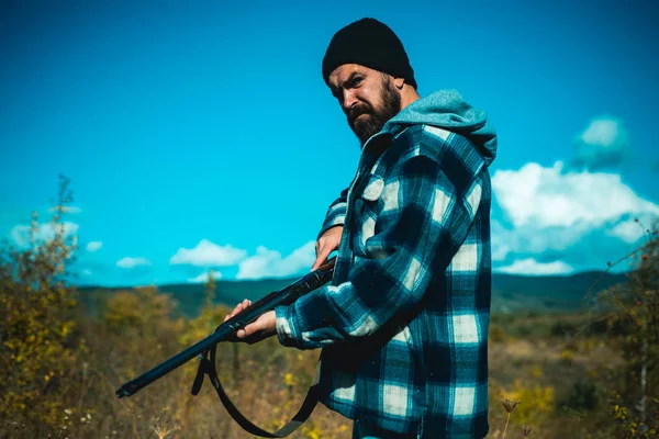 Chasseur avec fusil de chasse en chasse. Chasse sans frontières. Des vêtements pour le chasseur. Gros plan Portrait de hamdsome Hunter. — Photo