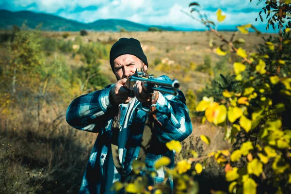 Jäger mit Gewehr auf Jagd. Jagd auf Wildtiere. — Stockfoto
