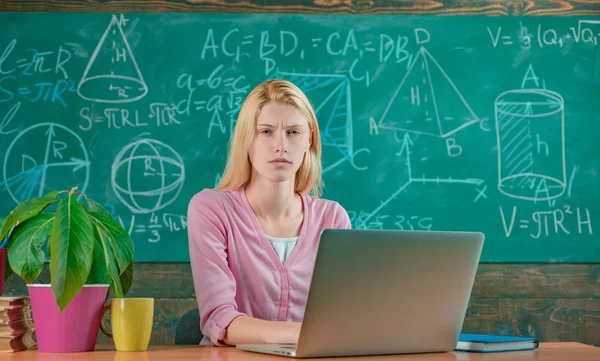 De vuelta a la escuela. Educación remota. Estudiante adorable chica rubia aula pizarra fondo. Concepto STEM. Educación formal. Mujer segura con portátil de trabajo profesor en línea. Educación moderna — Foto de Stock