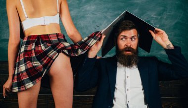 Adam deneyimli sakallı öğretmen ve baştan çıkarıcı kadın seksi kalça. Öğrenme seksi kadın vücudu. Cinsel yaşam kavramı. Arzu öğrenci seksi bacaklar. Seks rol oyunu. Seks eğitimi. Guy laptop erotik video
