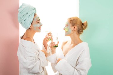 Güzellik içeriden başlar. Spa ve sağlıklı yaşam. Kız arkadaşlar kız kardeş kil yüz maskesi yapıyor. Anti yaş maskesi. Güzel kal. Her yaş için cilt bakımı. Kadınlar eğlenceli salatalık cilt maskesi yaşıyor. Dinlenme konsepti