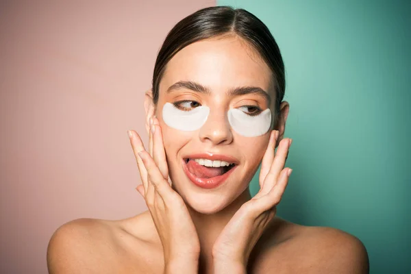 Sob manchas oculares para olheiras e inchaço. A cuidar da pele dela. Mulher bonita usando manchas nos olhos passar o tempo em casa. Uma rotina diária de mimos. Cosméticos modernos. Conceito de manchas oculares — Fotografia de Stock