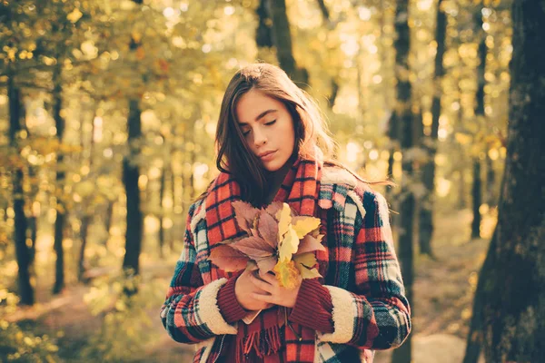 Gorgeous brunett modell flicka bär bedövning aftonklänning med lång klänning av tyll. Lycklig ung kvinna i parken på soliga höstdagen. — Stockfoto