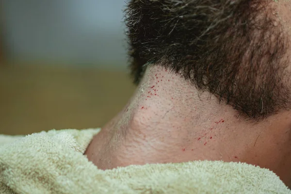 Ideas sobre Barbería y Peluquería. Barbudo visitando estilista en peluquería. Un tipo brutal en la moderna peluquería. Peluquería . — Foto de Stock