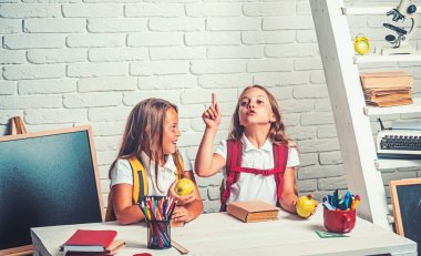 Kız okul zamanı. Dostluk bilgi gün sınıfta küçük kız kardeş. Küçük kızları öğle tatilinde elma yerim. Derste 1 Eylül itibariyle mutlu okul çocukları. Geri okul ve ev okullaşma