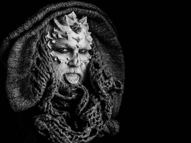 Canavar yüz beyaz gözler, diken ve siğiller ile