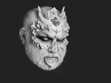 Adam dragon cilt ve gri sakal