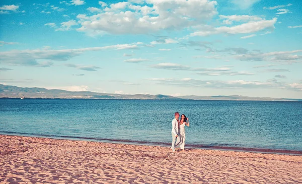 夏休みと旅行休暇。ビーチで恋にカップルの夏の散歩. — ストック写真