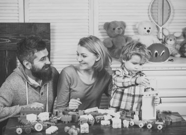 Mutlu yüzler ve çocuk ile anne yapar tuğla yapılar.