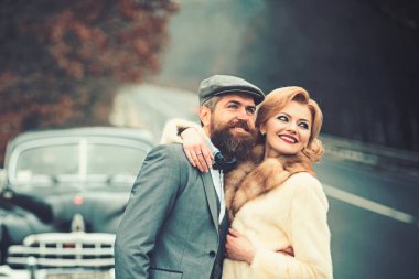 retro car yakınındaki bir kızla bıyıklı acımasız sakallı adam