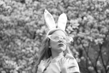 Tavşan kulakları ve komik gözlük güzel kızla