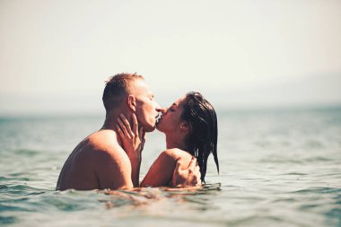 Seyşel Adaları, tropik bir plajda couple.