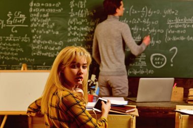 Başarılı öğretmenler belirli içerik uzmanlığa sahip. Büyük öğretmenler sadece konu seviyorum ama sevinç öğrencilerle paylaşmak aşk.