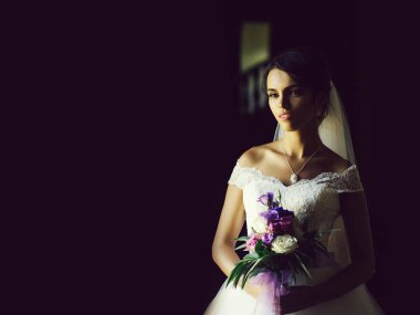 Güzel Gelin çiçek buketi ile