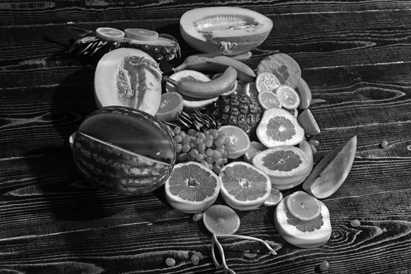 Gyümölcsválaszték a fából készült asztal. Gyümölcs-diéta vegetáriánus menü — Stock Fotó