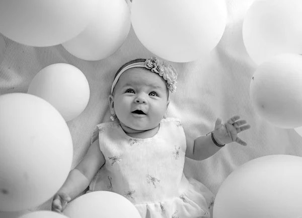 Happy baby. Porträtt av glada lilla barnet i vita ballonger. Söta lilla bebis. Nytt liv och födelse. Familj. Barnomsorg. Barnens dag. Liten flicka. Grattis på födelsedagen. Barndomen lycka — Stockfoto