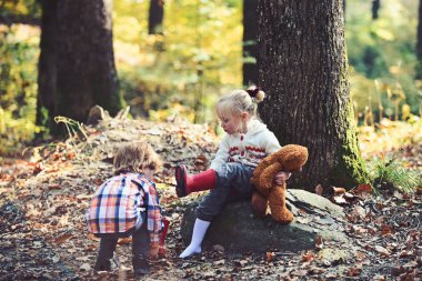 Çocuk kız ayakları üzerinde kırmızı bot koymak yardım. Yemek Servisi el kavramı