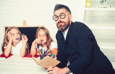 Bilgi gün eğitimde. Edebiyat ders ve okuma gramer kitabı. Öğretmen adam kızlar yeme elma için hikaye okuyun. Geri okul ve evde eğitim için. Okul zamanı kız ve babası Kitaplığı'nda