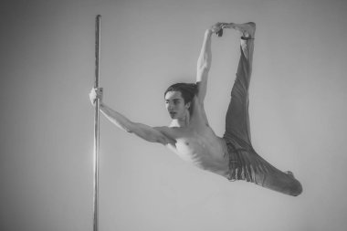 Adam uzun saçlı ve çıplak gövde giyer denim pantolon,