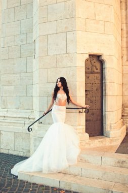 Yaz aylarında taş eski kule kadın. Şık saç ile beyaz elbiseli seksi kız. Düğün moda ve güzellik salonu. Şatodaki düğün töreninde gelin kız. Moda modeli ya da Prenses Giydir