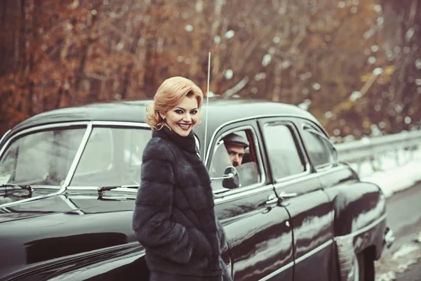 Viajando e vagueando. viagem de casal apaixonado em carro retro . — Fotografia de Stock