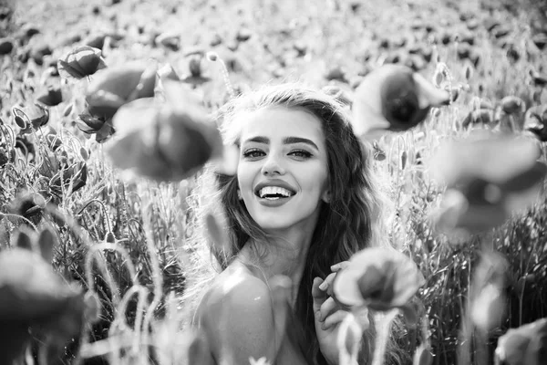 Макове насіння і щаслива дівчина з довгим кучерявим волоссям — стокове фото