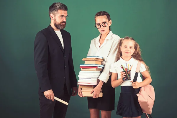 Lección de literatura y lectura de libro de gramática. Lección de literatura con profesores estrictos y estudiantes inteligentes diligentes . —  Fotos de Stock