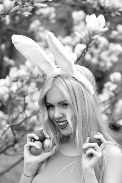 목련, 봄에 토끼 귀에 계란 부활절 여자 — 스톡 사진
