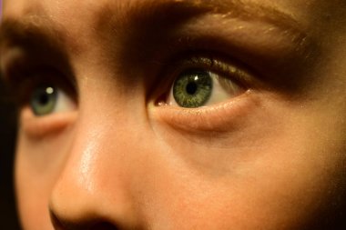 Kötü görme yeteneğim benim bir parçam. Oculist'te göz testi. Küçük çocuk kontakt lens giyer. Görme yetisi zayıf küçük bir çocuk. Oculist düzeltici lens reçete. Çocukluk sağlığı. Gözünüzü kurtarın