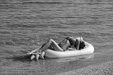 Güneş zevk. Tatil kavramı. İnce genç kadın bikini üst görünümden sarı şişme.