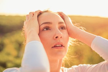 Taze yüzlü güzellik. Cilt bakım modeli güzellik bakmak. Güzel bir kadın. Doğal makyajlı sevimli kadın. Genç sağlıklı tenli güzel bir kız. Visage cilt bakımı ve makyaj. Doğal cilt bakım ürünleri