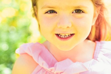 Şuraya bak. Bahar. hava tahmini. Güneşli Bahar, küçük kız. yüz ve cilt bakımı. çiçekler alerjisi. Yaz kız moda. Mutlu çocukluk. Küçük çocuk. Doğal güzellik. Çocuk günü