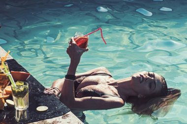 Yaz tatili ve denizde yüzme. Taze vitamini suyu, diyet içecek. Havuz partisi spa resort, sakin ol. Havuzu Maldivler üzerinde seksi kız meyve kokteyli. Miami yenileme alkolle kadın moda.