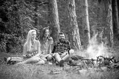 Yaz tatili kampında. Sakallı adam ve kadın şenlik ateşinde gülümse. Mutlu arkadaş, kamp ateşi. Hipster palid gömlekli ve vintage elbiseler kız ormanda sakin ol. Kamp seyahat ve Yolculuk tutkusu, retro