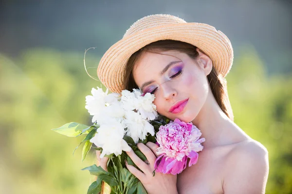 Giornata calda. viso e cura della pelle. Viaggia in estate. Donna con trucco alla moda. Donna primaverile. Primavera e vacanza. Ragazza estiva con i capelli lunghi. Bellezza naturale e terapia termale — Foto Stock