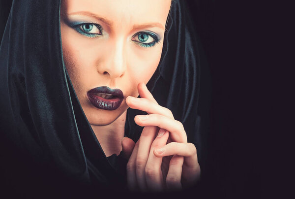 Модель с макияжем загадочной девушки. Концепция моды и красоты
.
