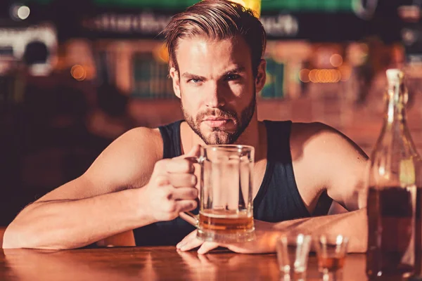 O bira büyük bir hayranıdır. Alkollü içecek addicting. Bira bardağı ile alkol bağımlısı. Adam alkol barda. Yakışıklı adam içki bira bar sayacı. Bira restoran. Alkol bağımlılığı ve kötü alışkanlık