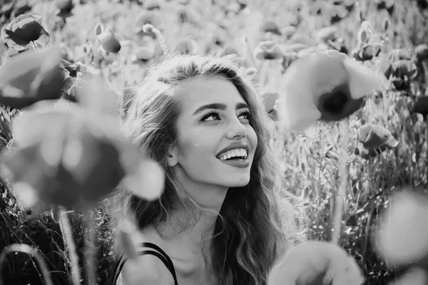 Mulher ou menina feliz no campo da semente de papoula — Fotografia de Stock