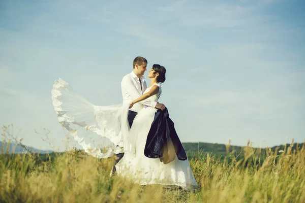 Bruid en bruidegom zomer veld — Stockfoto