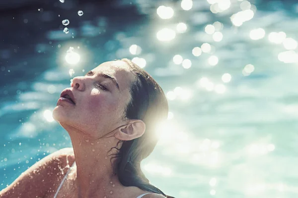 Maldiven of Miami beach. Schoonheid van de vrouw is bevochtigd in bad. Ontspan in het wellness-zwembad, verfrissing en huidverzorging. leuke vrouw op de Caribische zee in Bahamas. Zomervakantie en reizen naar de Oceaan — Stockfoto