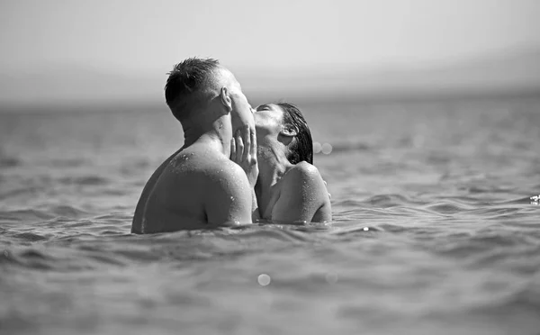 Casal na praia no resort tropical Conceito de viagem . — Fotografia de Stock