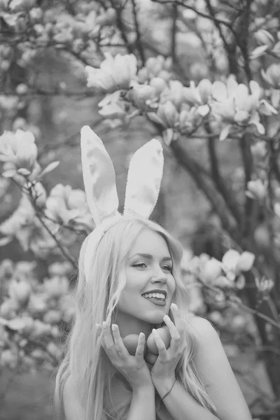 Femme avec des œufs de Pâques dans les oreilles de lapin — Photo